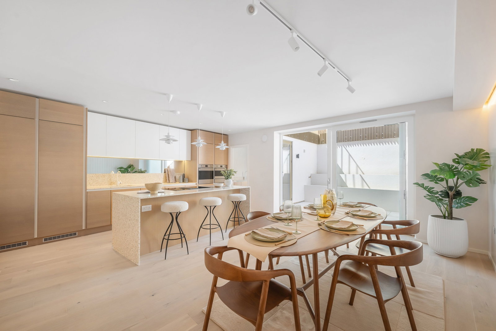 Semi Detached House for sale in London, Coombe Lane, Wimbledon, SW20, 2621 m²