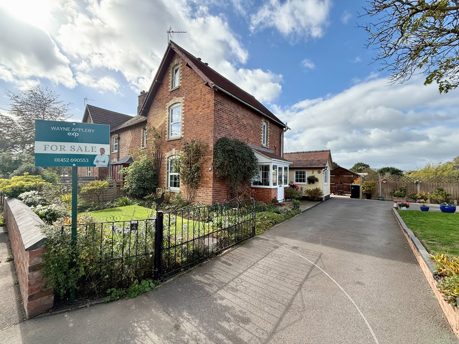 Semi Detached House for sale in Gloucester, Barbers Bridge, Rudford, GL2 8DX, 1240 m²