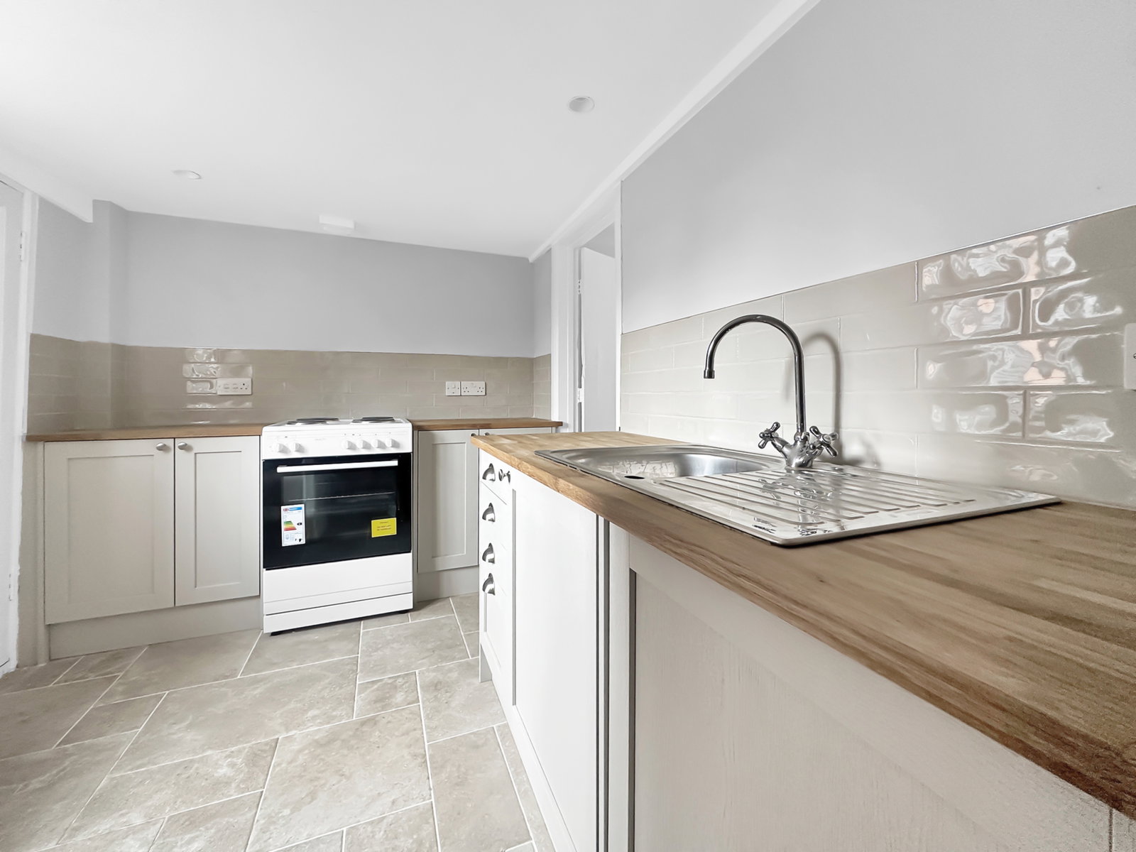 Semi Detached House for sale in Stanford-le-hope, High Road, Fobbing SS17 9JH