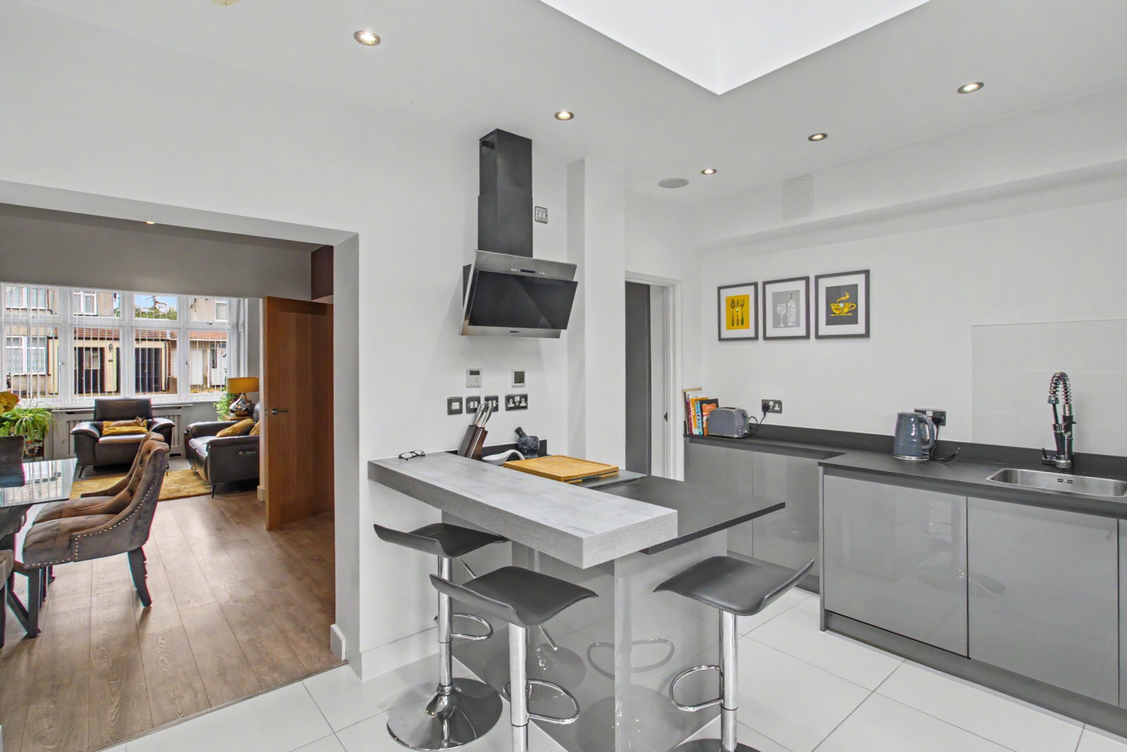 Terraced House for sale in Romford, Seabrook Gardens, Romford, RM7 0EU, 1163 m²