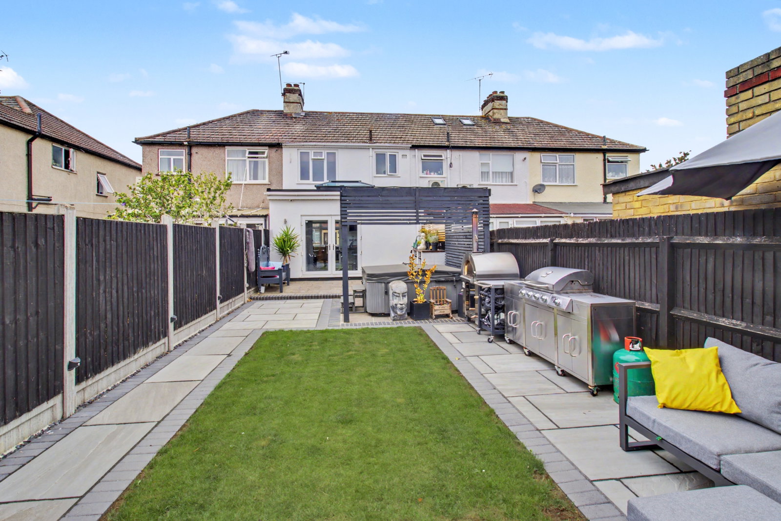 Terraced House for sale in Romford, Seabrook Gardens, Romford, RM7 0EU, 1163 m²