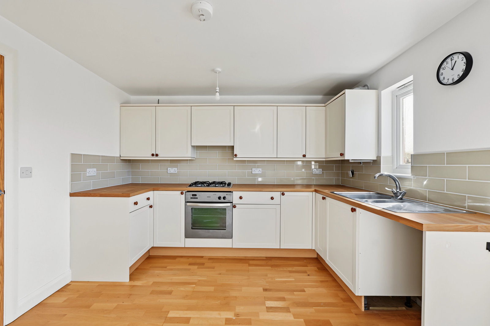 Semi Detached House for sale in Chatham, Constitution Road, Chatham, ME5 7DW, 946 m²