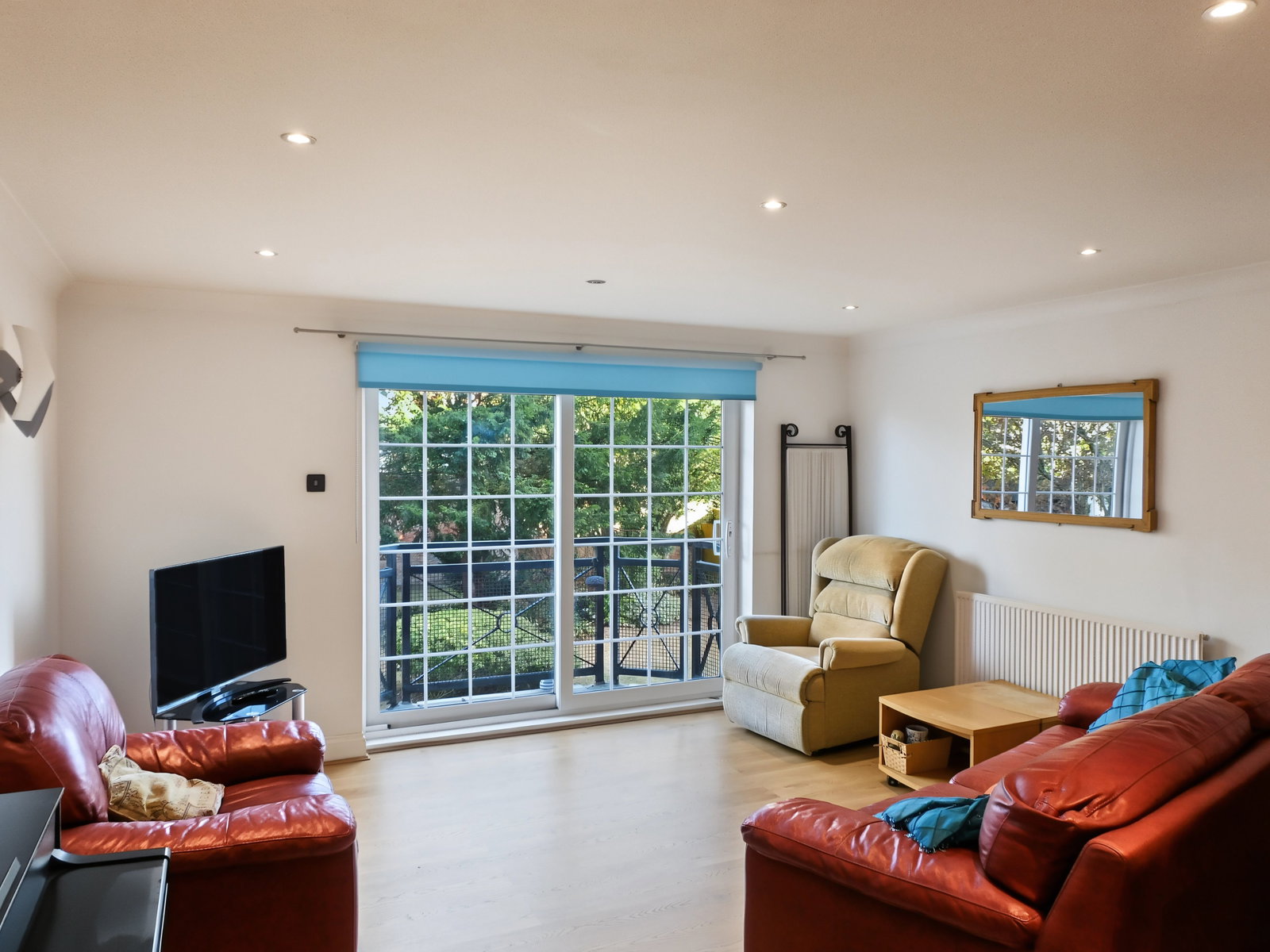 Flat for sale in London, The Grange, Woodford Road, E18, 952 m²
