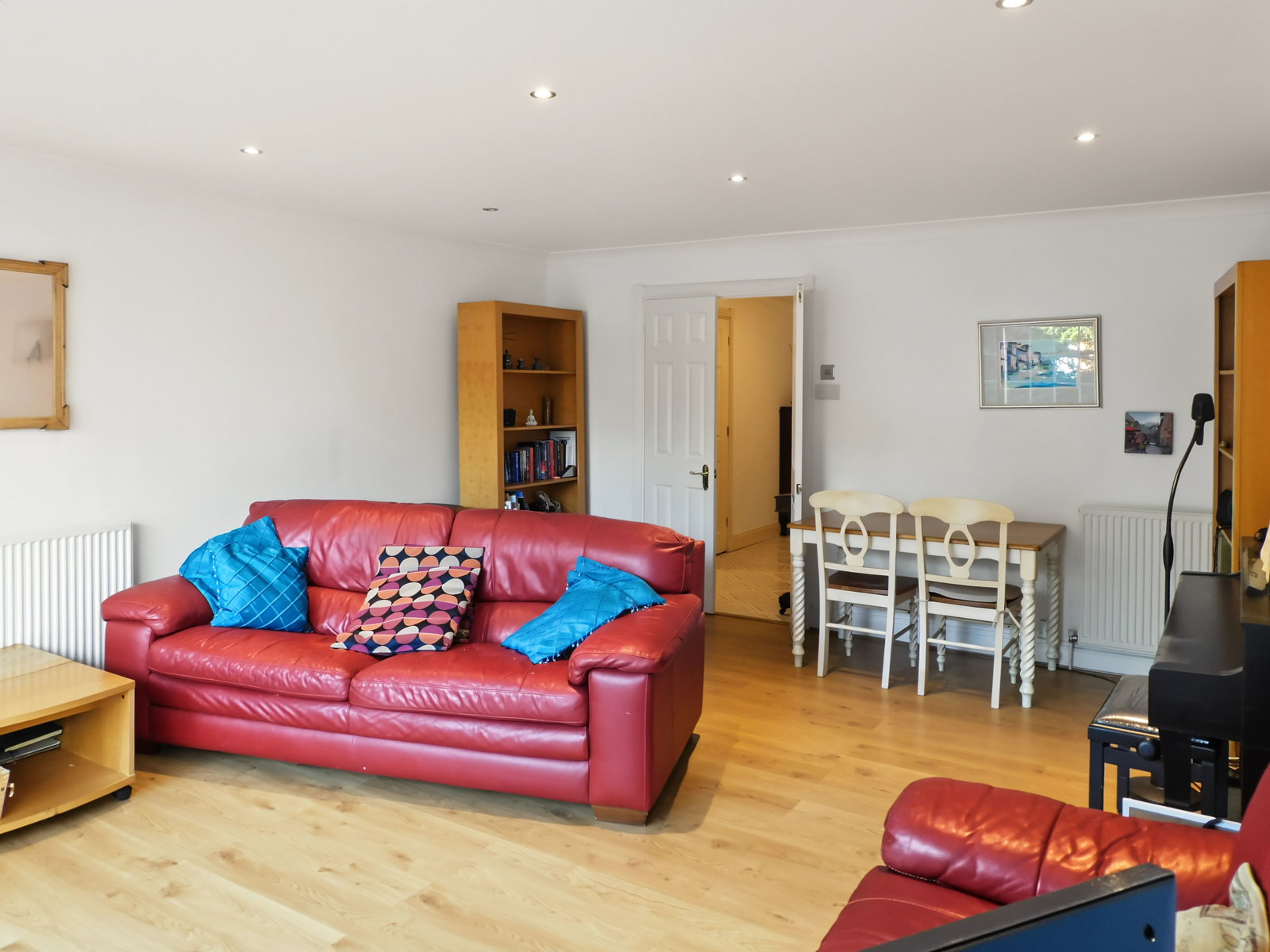 Flat for sale in London, The Grange, Woodford Road, E18, 952 m²