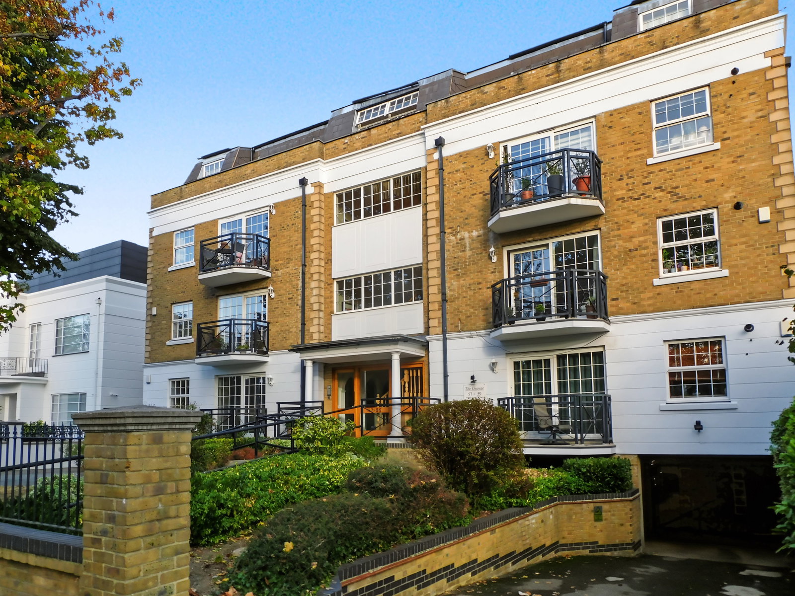 Flat for sale in London, The Grange, Woodford Road, E18, 952 m²
