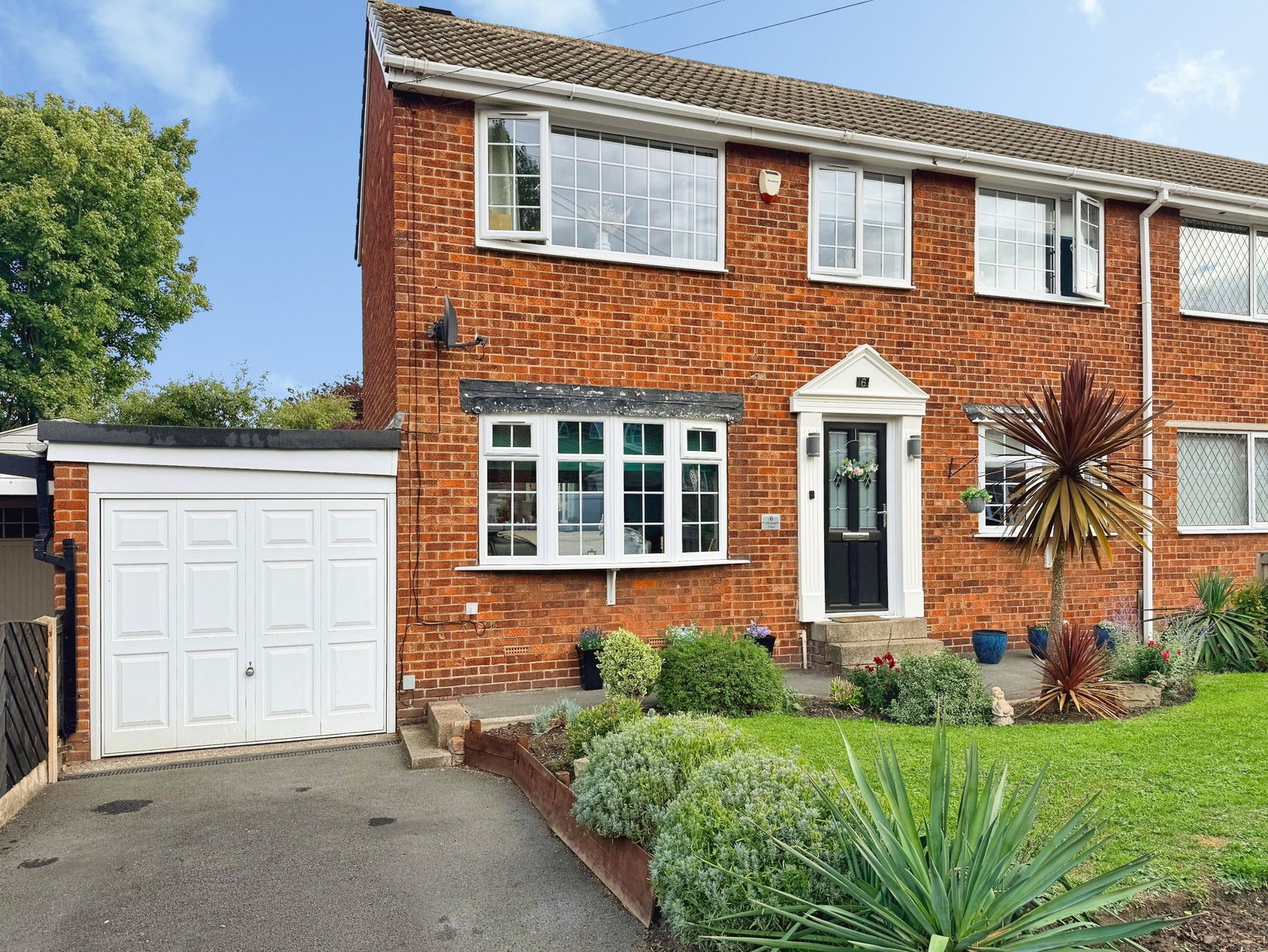 Semi Detached House for sale in Wakefield, Vicarage Close, Outwood, Wakefield, West Yorkshire, WF1 2LX