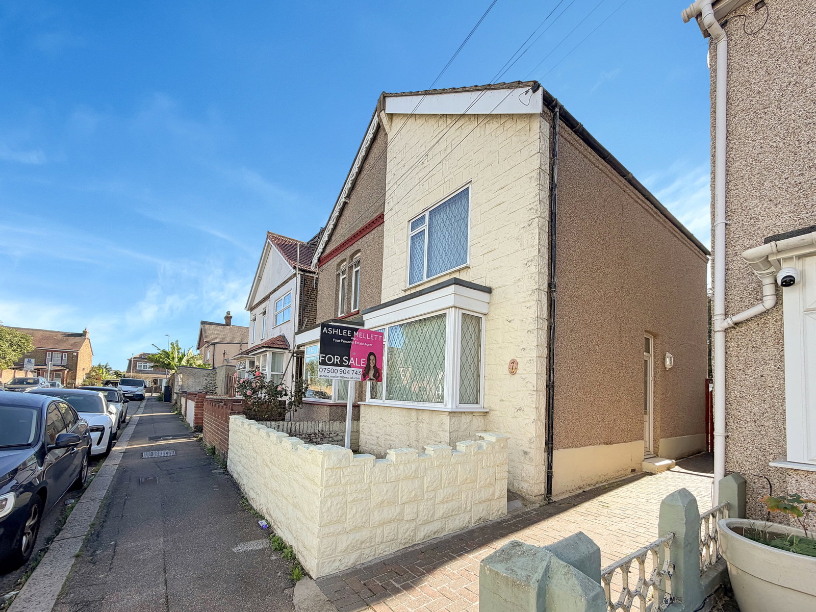 Semi Detached House for sale in Stanford-le-hope, Hadfield Road, Stanford-Le-Hope, SS17 0DX