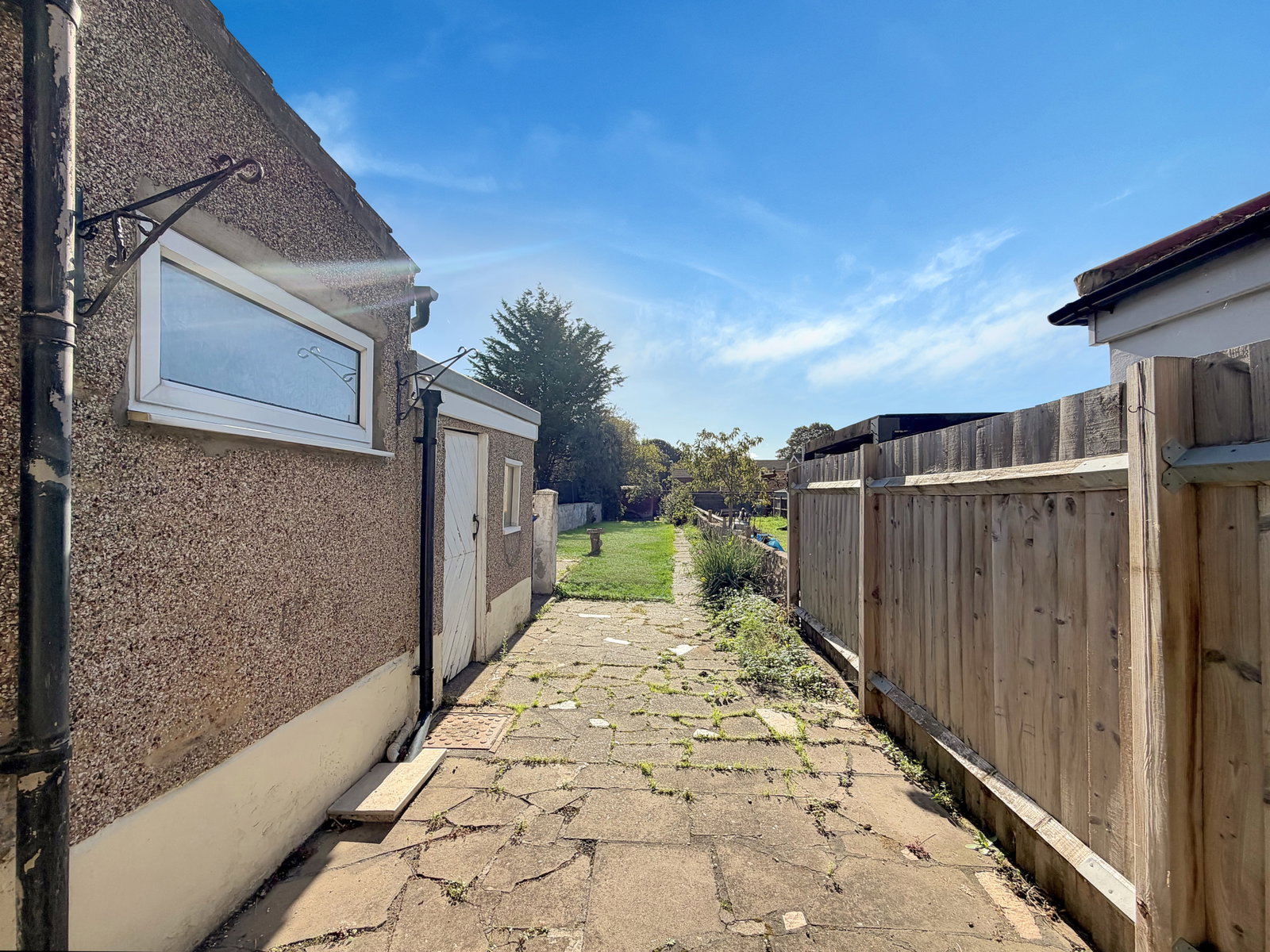 Semi Detached House for sale in Stanford-le-hope, Hadfield Road, Stanford-Le-Hope, SS17 0DX