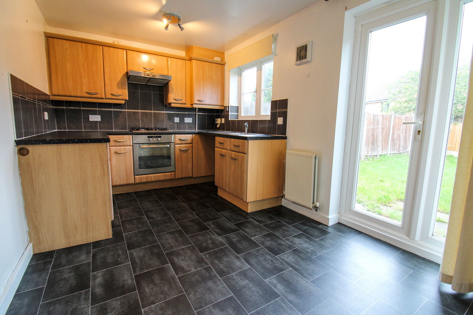 Semi Detached House for sale in Gainsborough, Sunningdale Way, Gainsborough, DN21 1JE