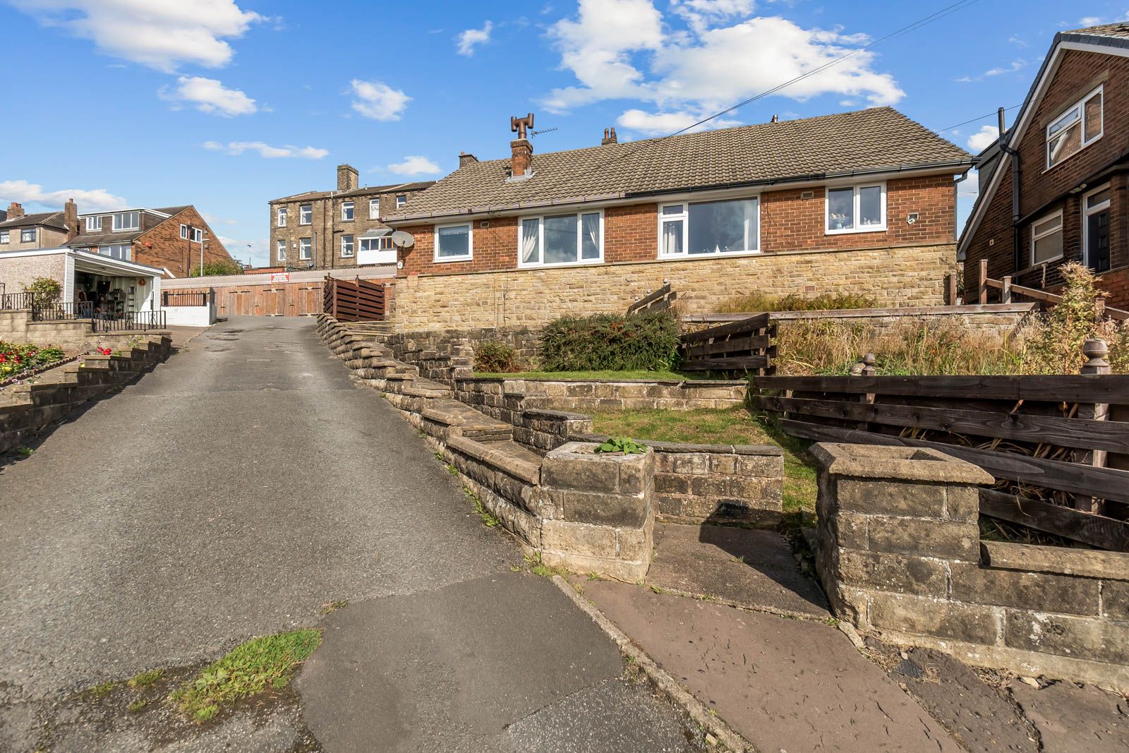 Semi Detached Bungalow for sale in Huddersfield, 42 Wheatfield Avenue, Huddersfield, HD3 4FR