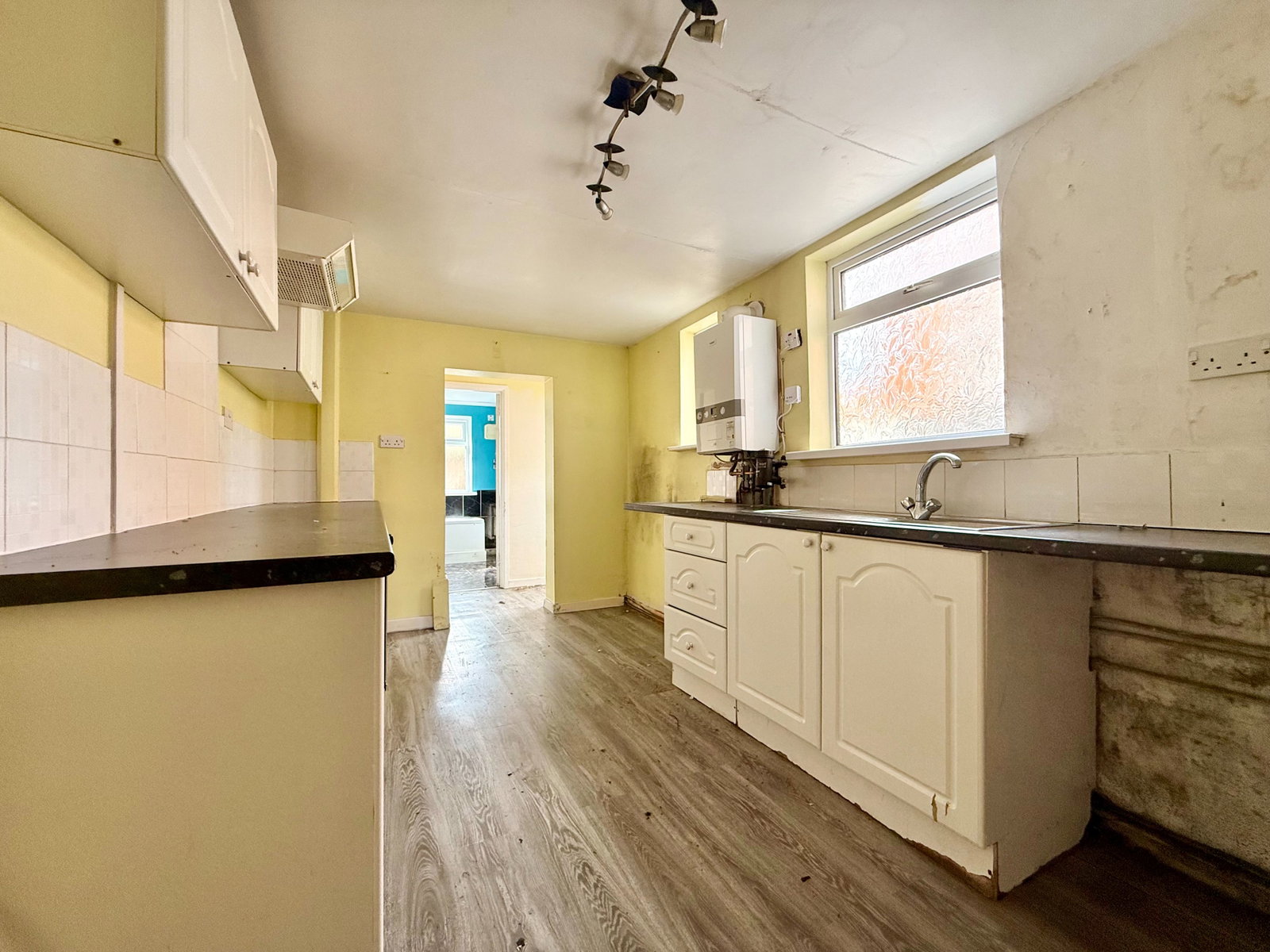 Terraced House for sale in Gloucester, Highworth Road, Gloucester, 1067 m²