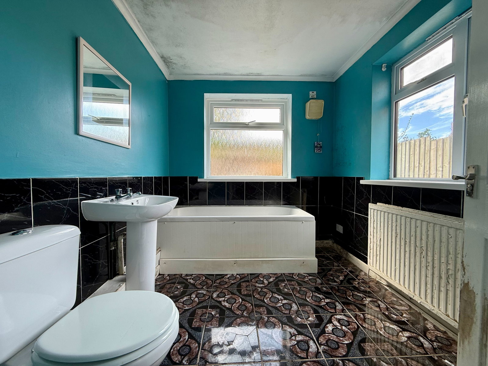 Terraced House for sale in Gloucester, Highworth Road, Gloucester, 1067 m²