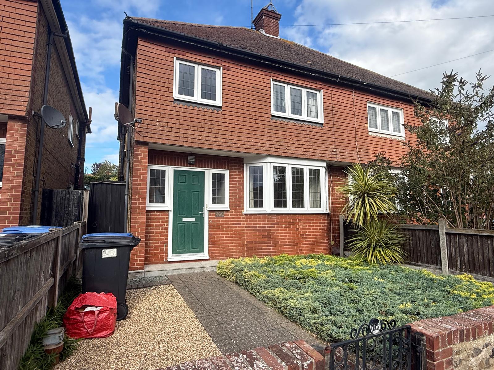 Semi Detached House for sale in Broadstairs, Bradstow Way, Broadstairs, CT10 1AP