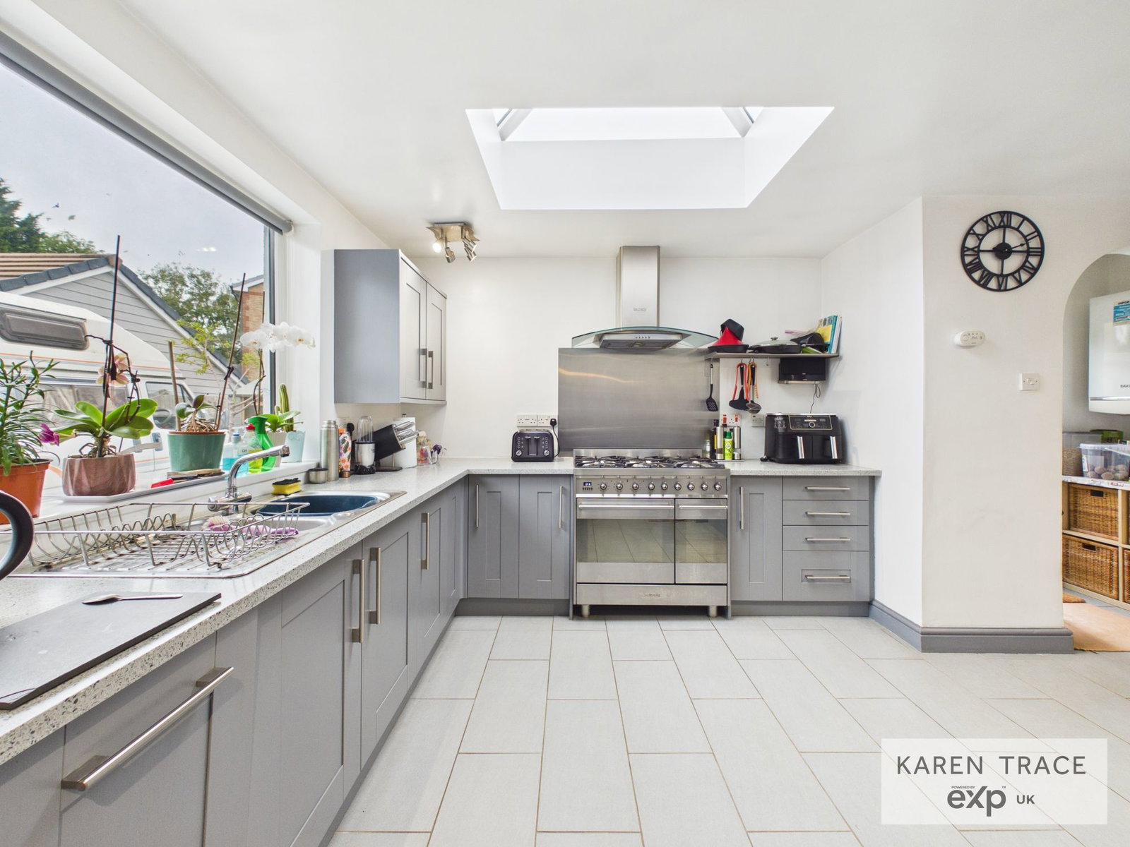 Semi Detached House for sale in St. Austell, Hallane Road, St Austell, PL25, 1409 m²