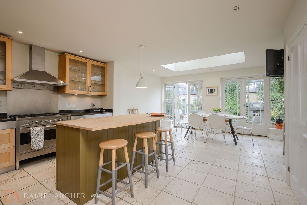 Terraced House for sale in London, Pendarves Road, West Wimbledon, SW20, 1372 m²
