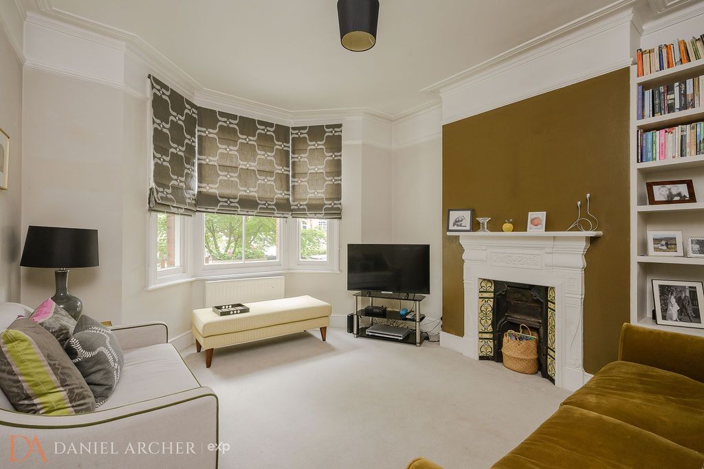 Terraced House for sale in London, Pendarves Road, West Wimbledon, SW20, 1372 m²