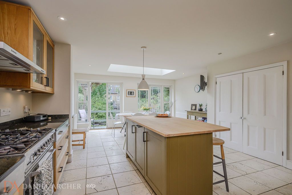 Terraced House for sale in London, Pendarves Road, West Wimbledon, SW20, 1372 m²