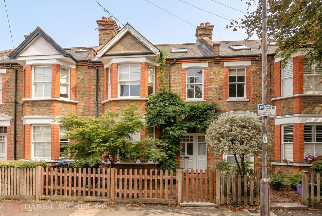 Terraced House for sale in London, Pendarves Road, West Wimbledon, SW20, 1372 m²