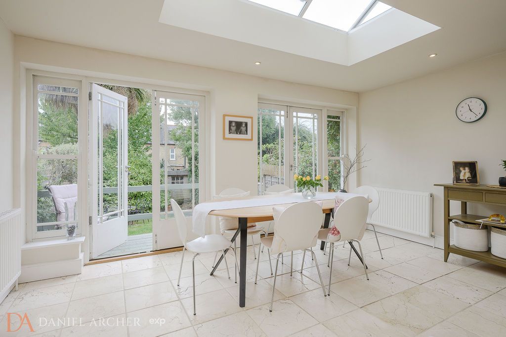 Terraced House for sale in London, Pendarves Road, West Wimbledon, SW20, 1372 m²