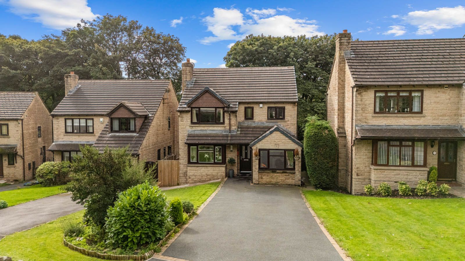 Detached House for sale in Bradford, Cropredy Close, Queensbury