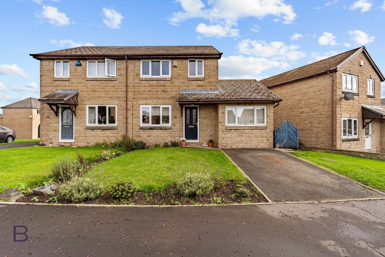 Semi Detached House for sale in Halifax, Hall Stone Court, Shelf, Halifax, HX3 7NY, 904 m²