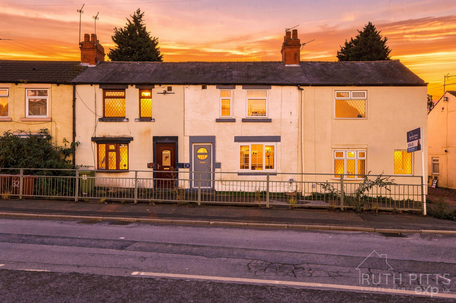 Terraced House for sale in Pontefract, High Street, South Elmsall, WF9 2SJ