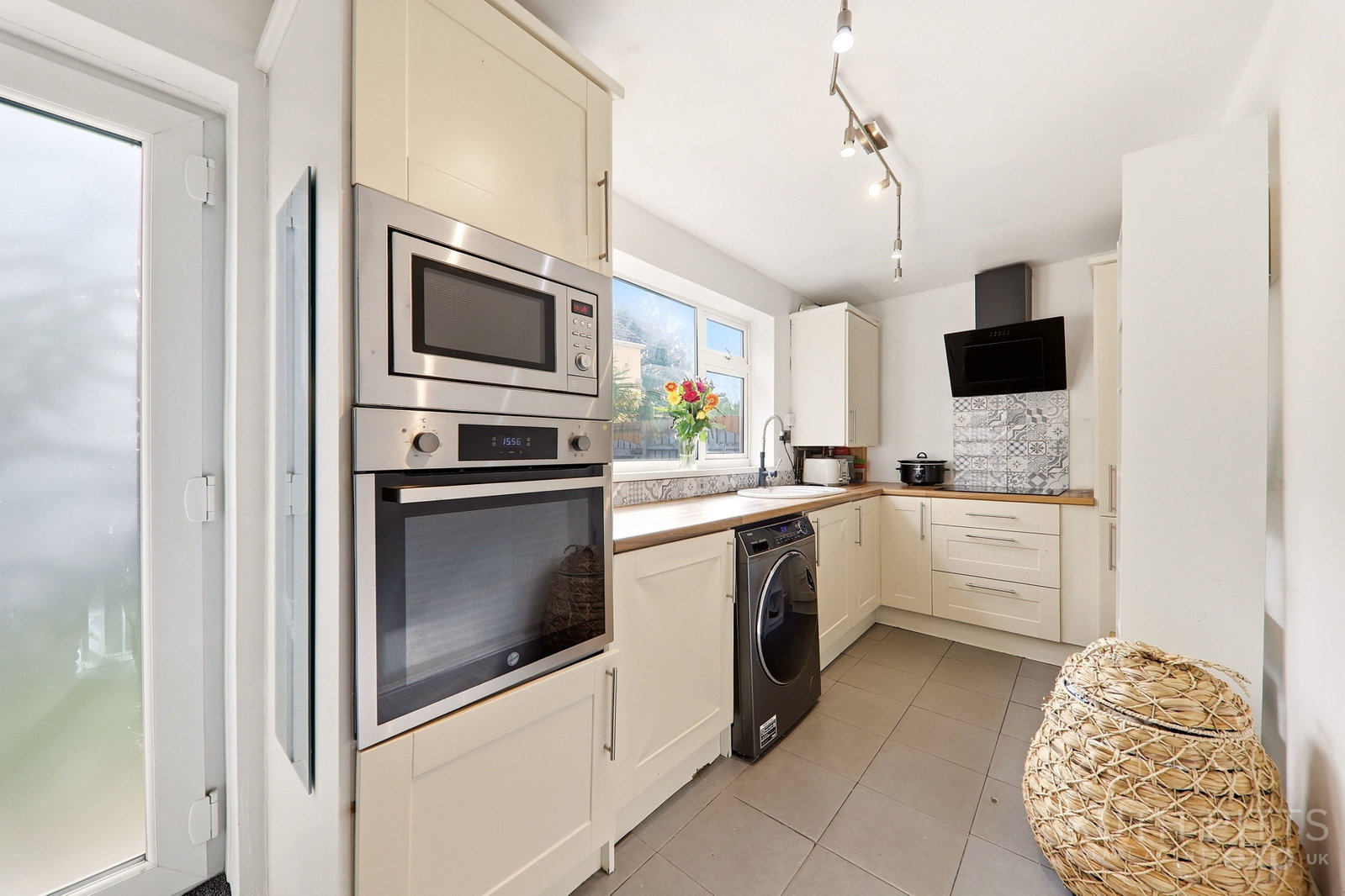 Terraced House for sale in Pontefract, High Street, South Elmsall, WF9 2SJ