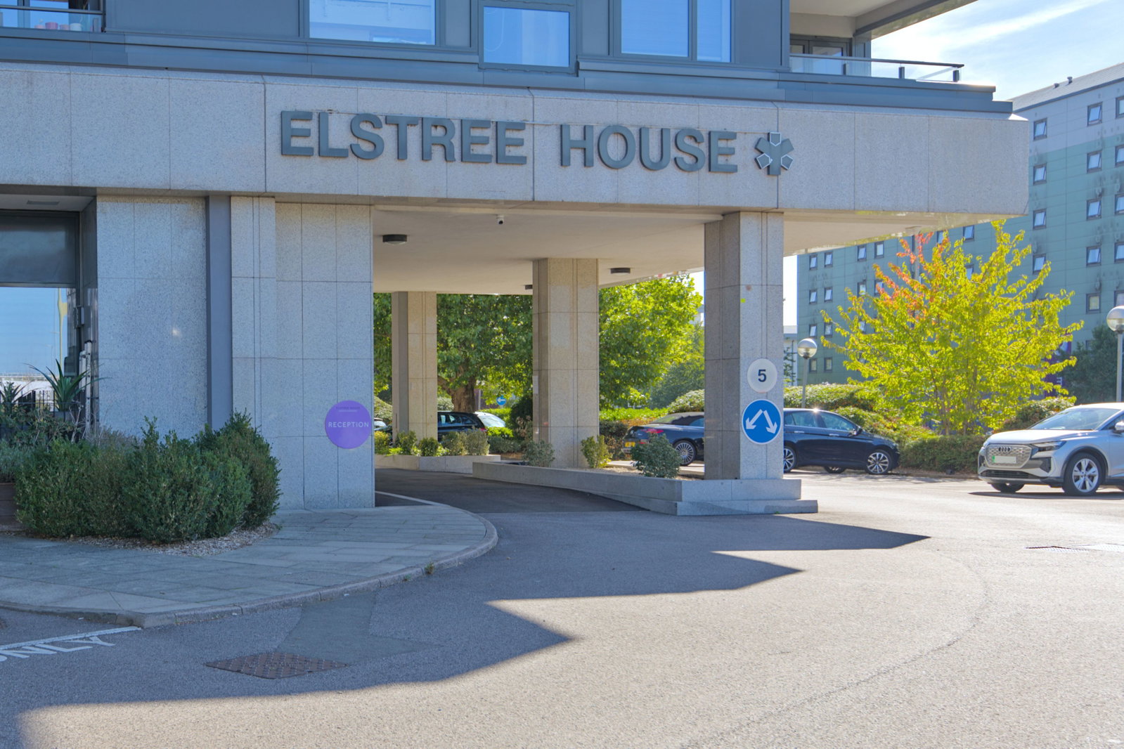 Flat for sale in Borehamwood, Elstree Way, Borehamwood, WD6 1SD, 582 m²