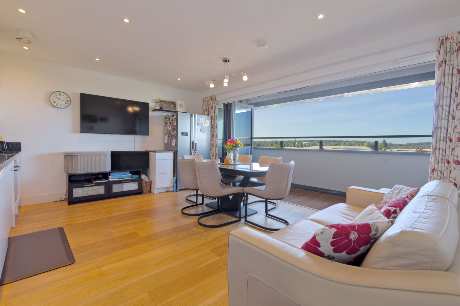 Flat for sale in Borehamwood, Elstree Way, Borehamwood, WD6 1SD, 582 m²