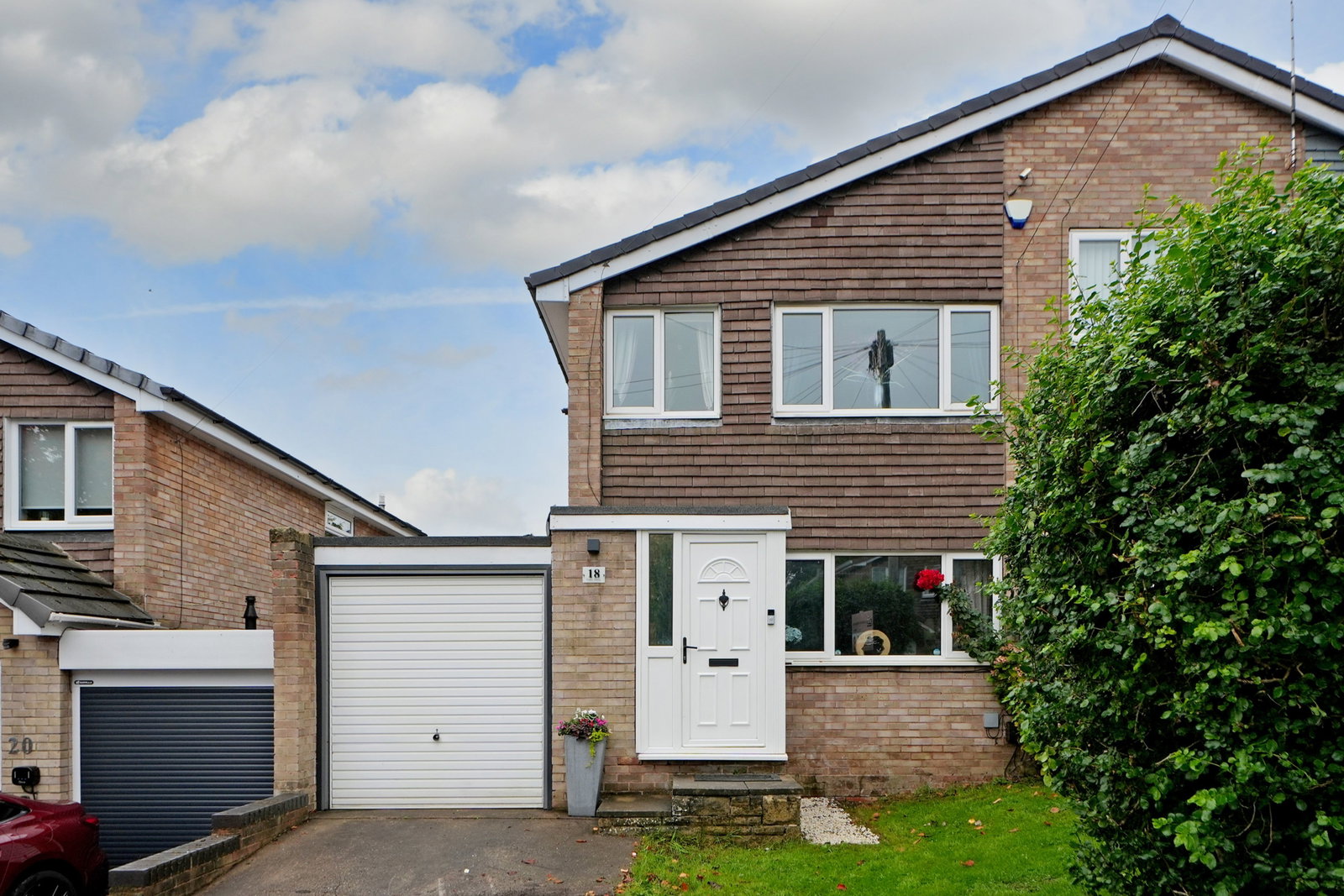 Semi Detached House for sale in Sheffield, Eden Drive, Loxley S6, 746 m²