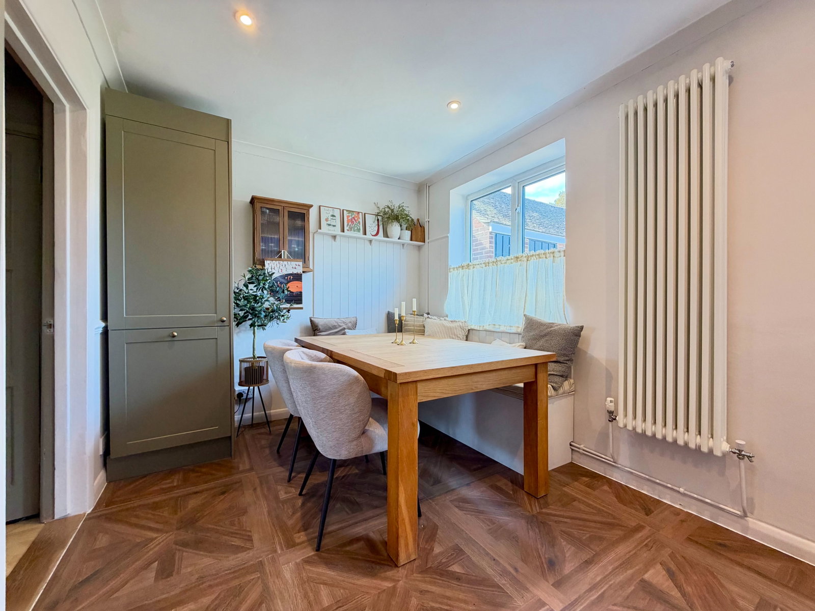 Semi Detached House for sale in Gillingham, Stunning Three Bedroom Semi Detached With No Onward Chain Close To The Train Station - Bedford Avenue Rainham.