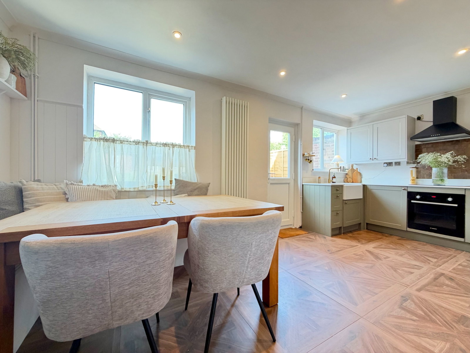 Semi Detached House for sale in Gillingham, Stunning Three Bedroom Semi Detached With No Onward Chain Close To The Train Station - Bedford Avenue Rainham.