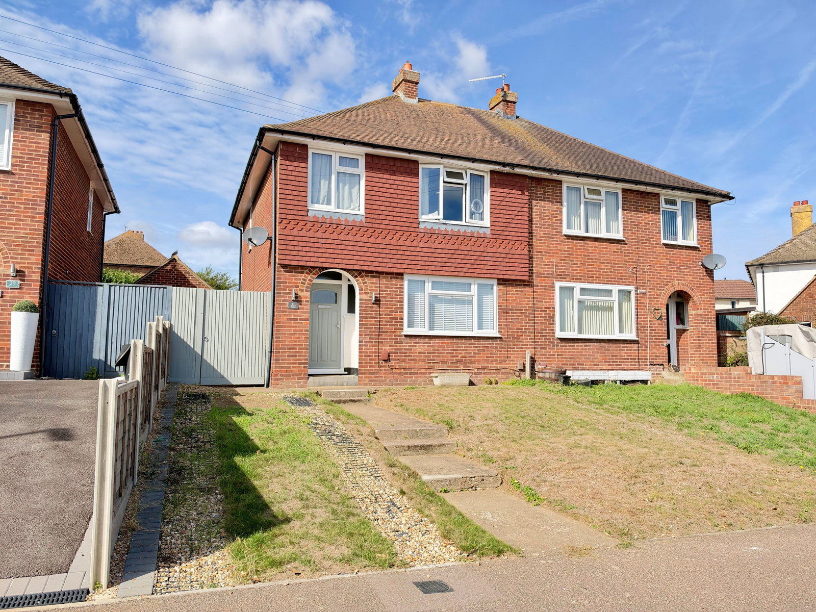 Semi Detached House for sale in Gillingham, Stunning Three Bedroom Semi Detached With No Onward Chain Close To The Train Station - Bedford Avenue Rainham.