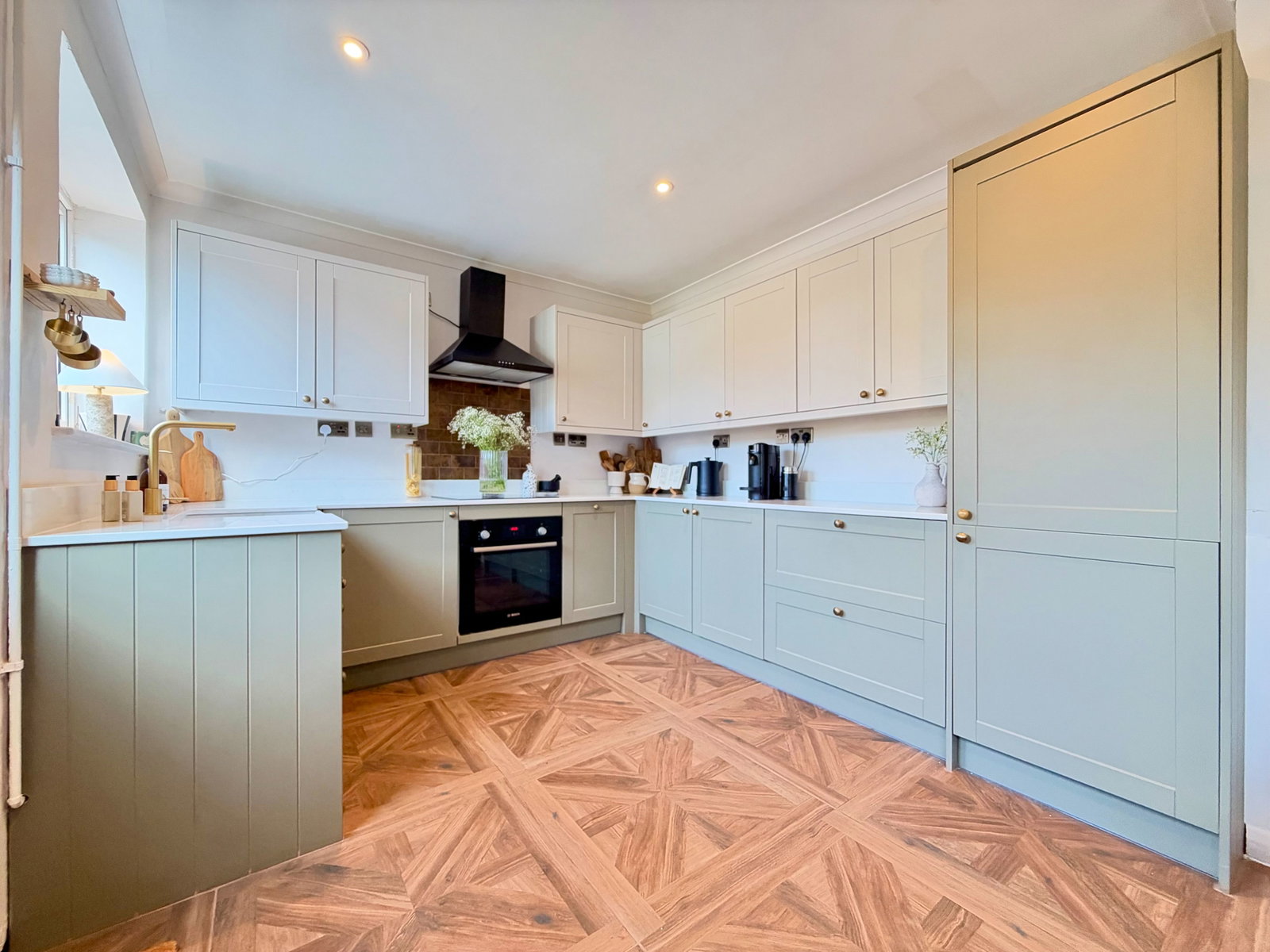 Semi Detached House for sale in Gillingham, Stunning Three Bedroom Semi Detached With No Onward Chain Close To The Train Station - Bedford Avenue Rainham.