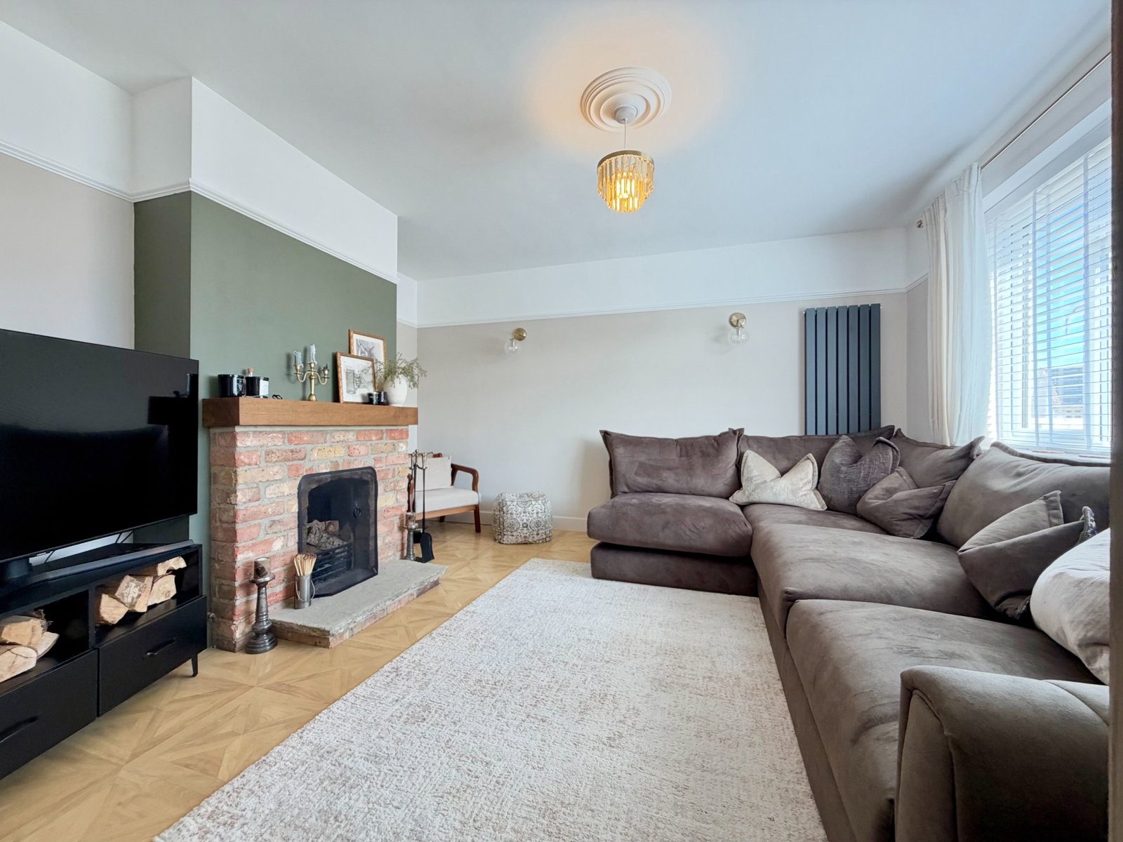Semi Detached House for sale in Gillingham, Stunning Three Bedroom Semi Detached With No Onward Chain Close To The Train Station - Bedford Avenue Rainham.