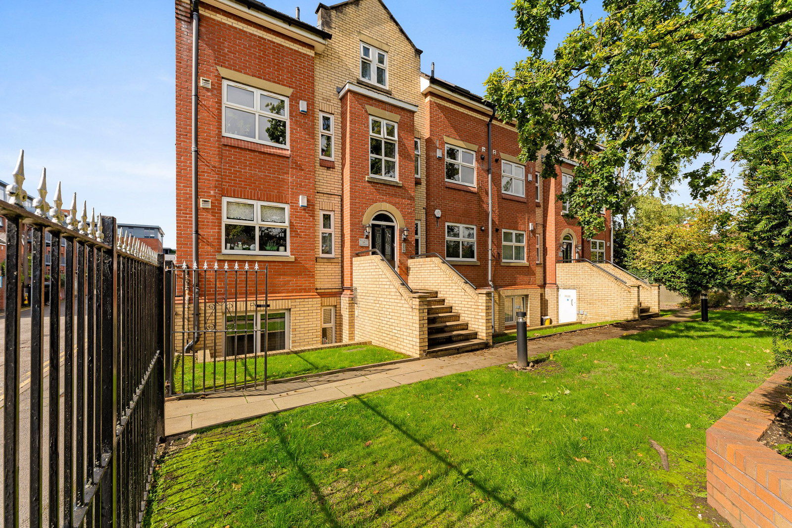 Apartment for sale in Manchester, Silver Birches, 398 Parrs Wood Road, Didsbury