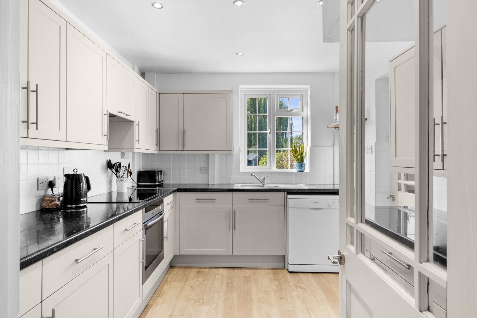 Semi Detached House for sale in Leatherhead, Kingscroft Road, Leatherhead, KT22 7BU, 1176 m²