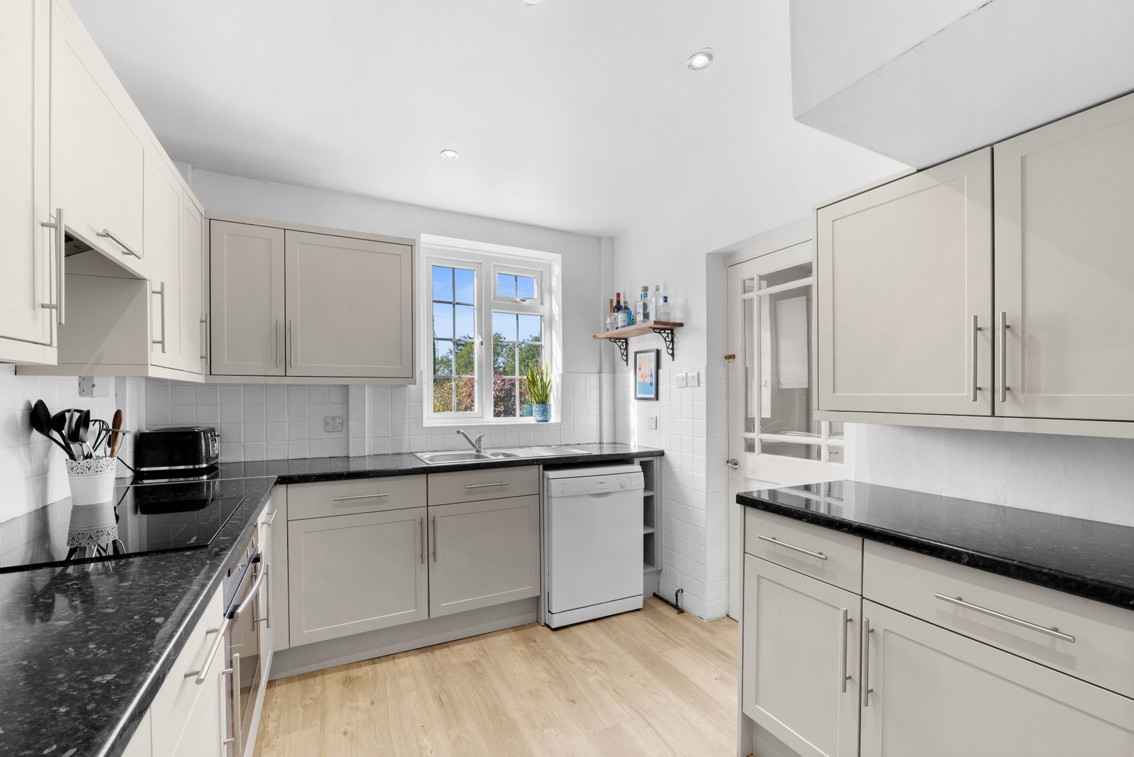 Semi Detached House for sale in Leatherhead, Kingscroft Road, Leatherhead, KT22 7BU, 1176 m²