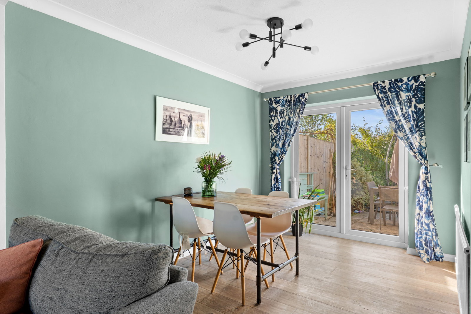 Semi Detached House for sale in Leatherhead, Kingscroft Road, Leatherhead, KT22 7BU, 1176 m²