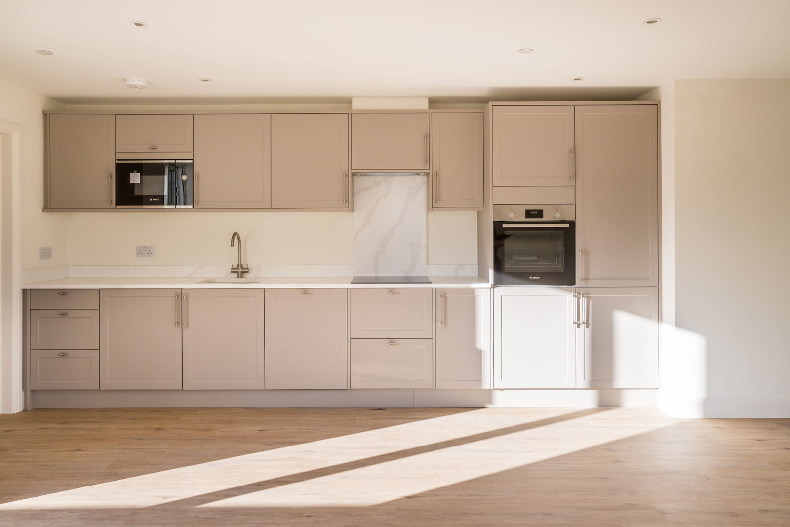 Flat for sale in South Croydon, Flat 6, Brompton House, 18 Brambledown Road, Sanderstead, CR2 0BL, 888 m²