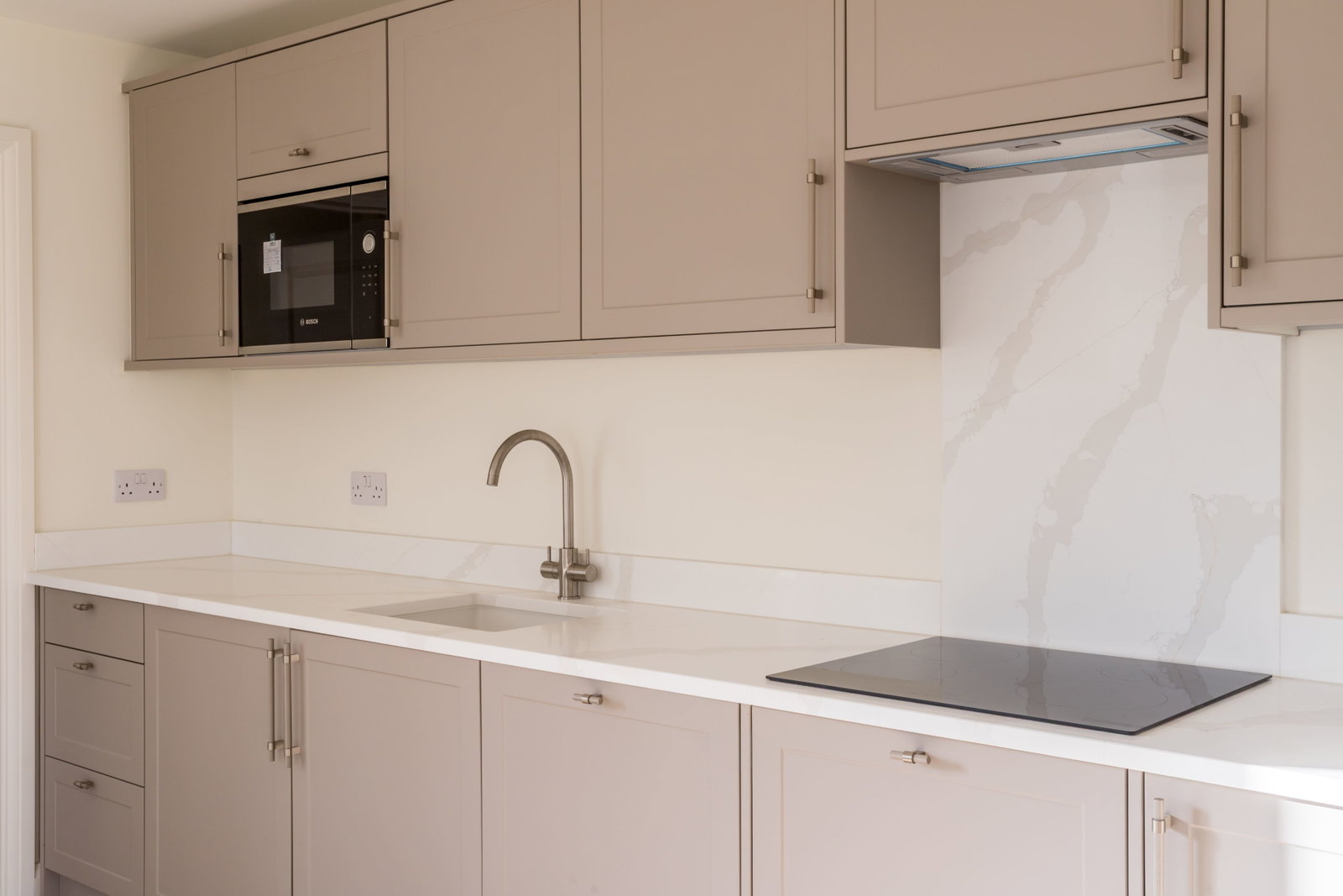 Flat for sale in South Croydon, Flat 6, Brompton House, 18 Brambledown Road, Sanderstead, CR2 0BL, 888 m²