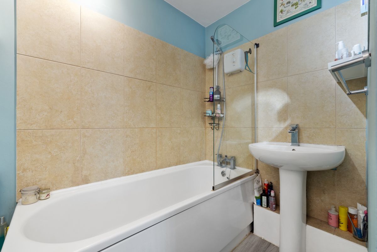 Maisonette for sale in Haslemere, Lion Mead, Haslemere, GU27 1LF