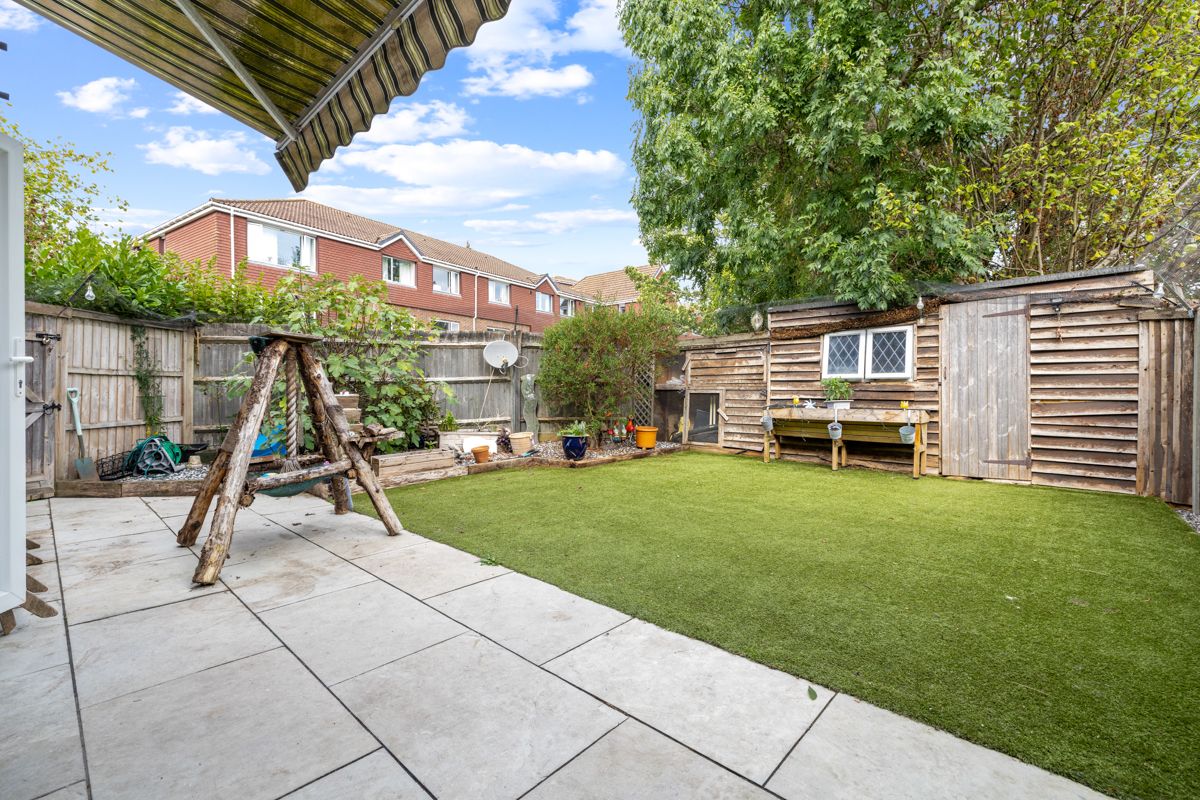 Maisonette for sale in Haslemere, Lion Mead, Haslemere, GU27 1LF