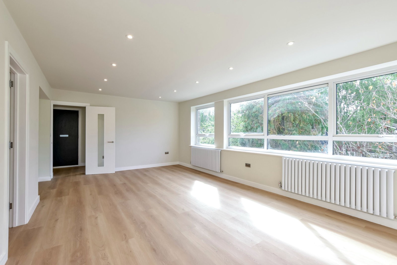 Flat for sale in Bushey, Ivinghoe Road, Bushey, WD23 4SW, 950 m²