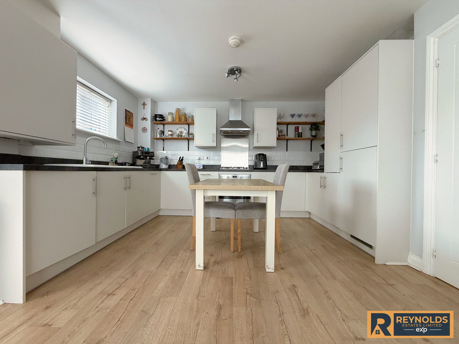 Apartment for sale in West Malling, GROUND FLOOR APARTMENT In Rowan Street, Leybourne Chase, West Malling, Kent, ME19 5SN, 731 m²