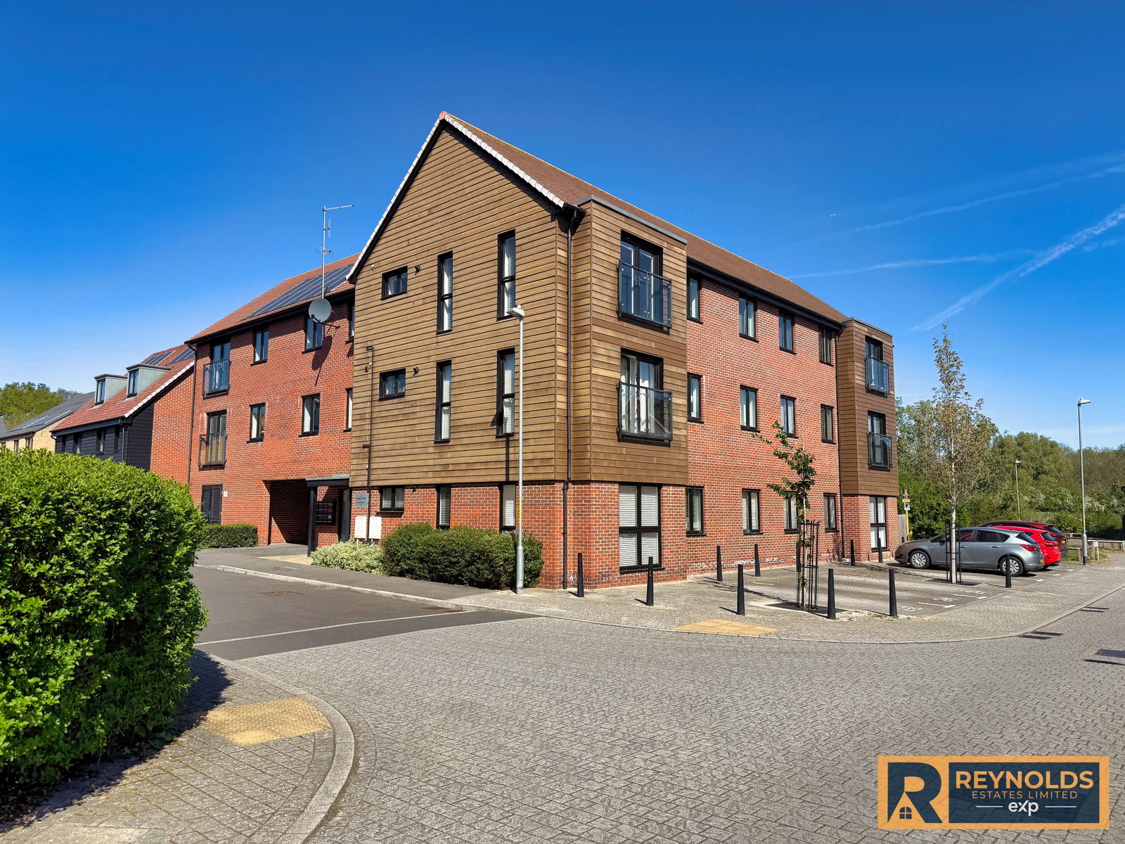 Apartment for sale in West Malling, GROUND FLOOR APARTMENT In Rowan Street, Leybourne Chase, West Malling, Kent, ME19 5SN, 731 m²