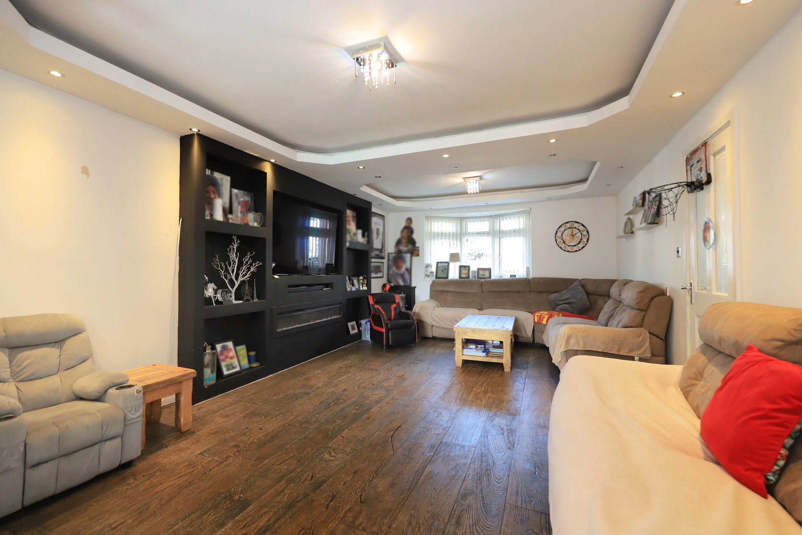 Semi Detached House for sale in Wednesbury, Dorsett Road, Darlaston, Wednesbury, WS10 8TW, 2027 m²