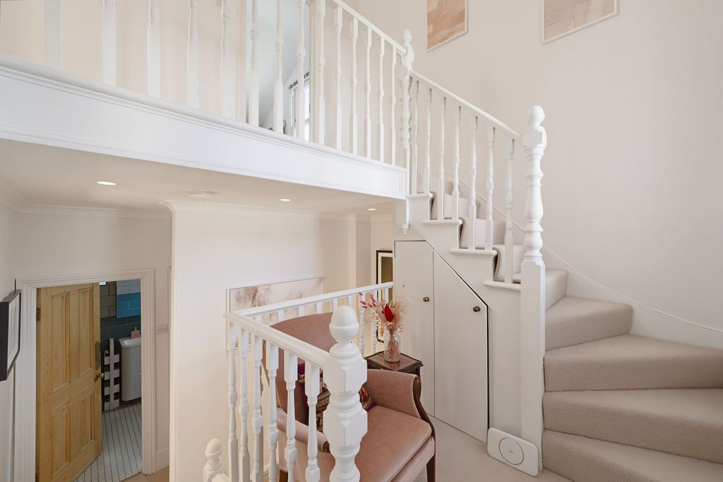 Apartment for sale in London, Harpenden Road, West Norwood, SE27, 827 m²