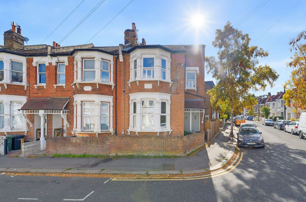 Apartment for sale in London, Harpenden Road, West Norwood, SE27, 827 m²