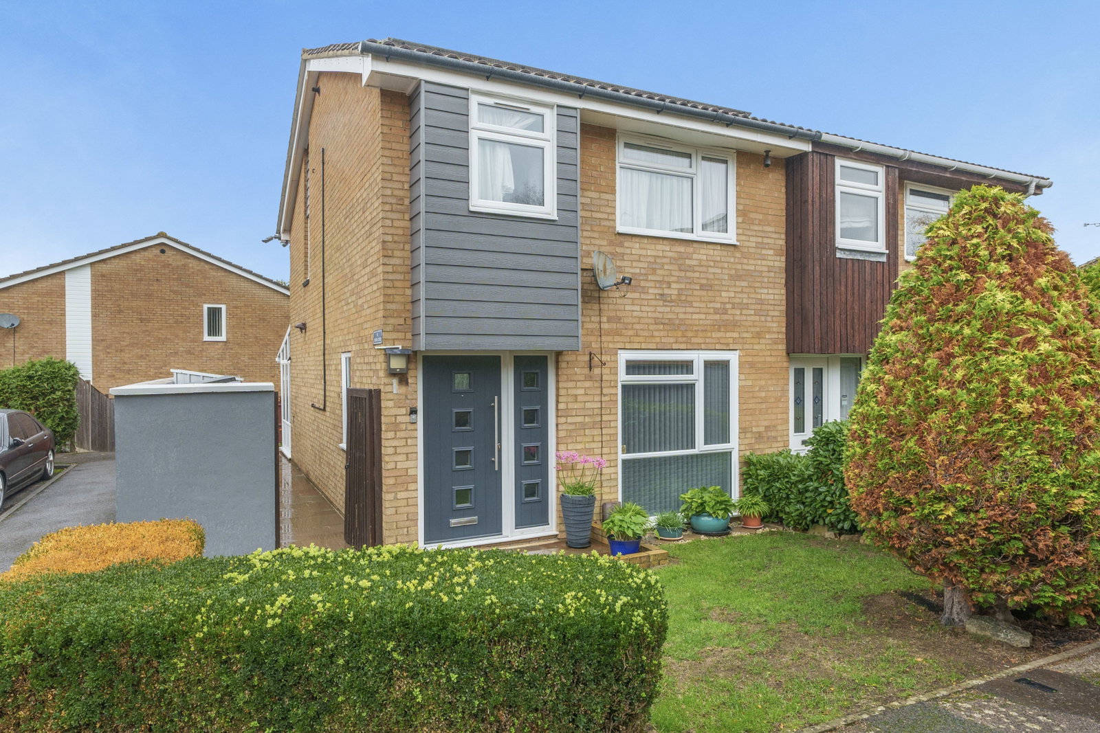 Semi Detached House for sale in East Grinstead, Tudor Close, East Grinstead, RH19 4SA, 895 m²